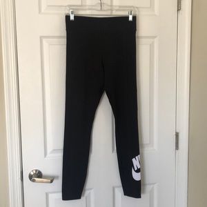 Nike Sportswear Essential Women’s High Waisted Legging